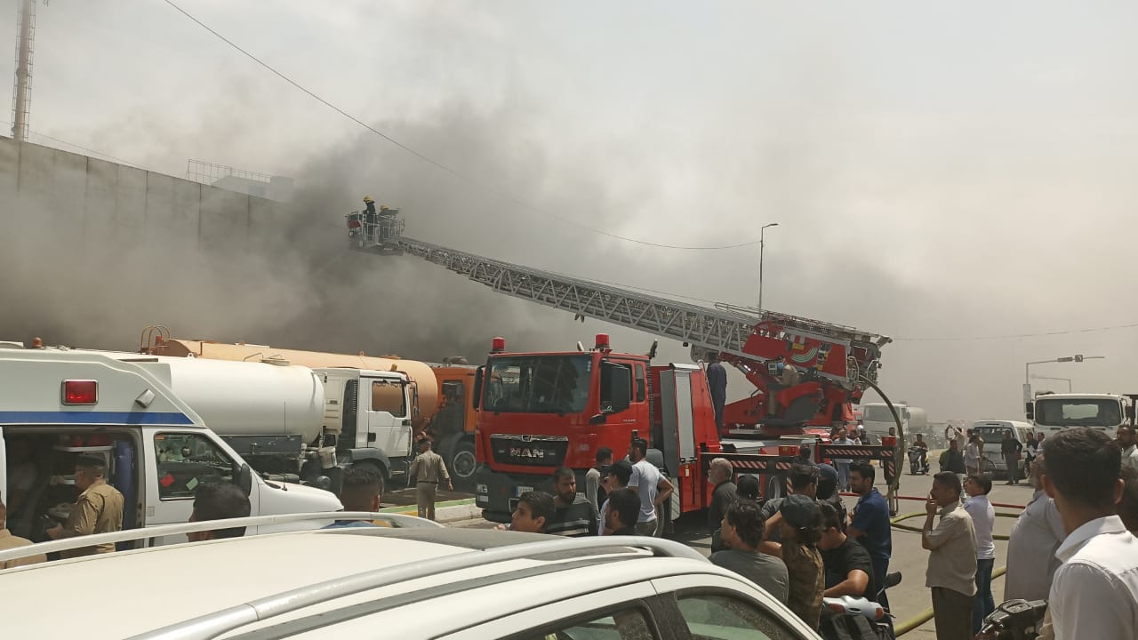 صور.. الدفاع المدني يخمد حريقاً بمجمع تجاري في كربلاء