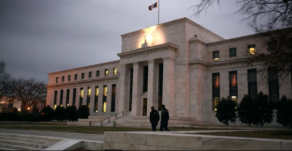الدولار الامريكي يتراجع مع رفع الاحتياطي الفيدرالي سعر الفائدة