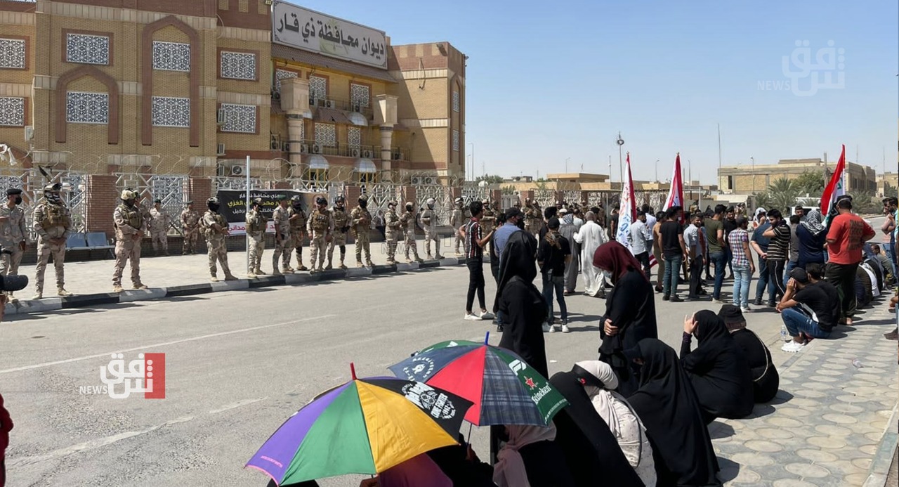 Angry demonstrators block main roads in Dhi Qar to demand jobs, services