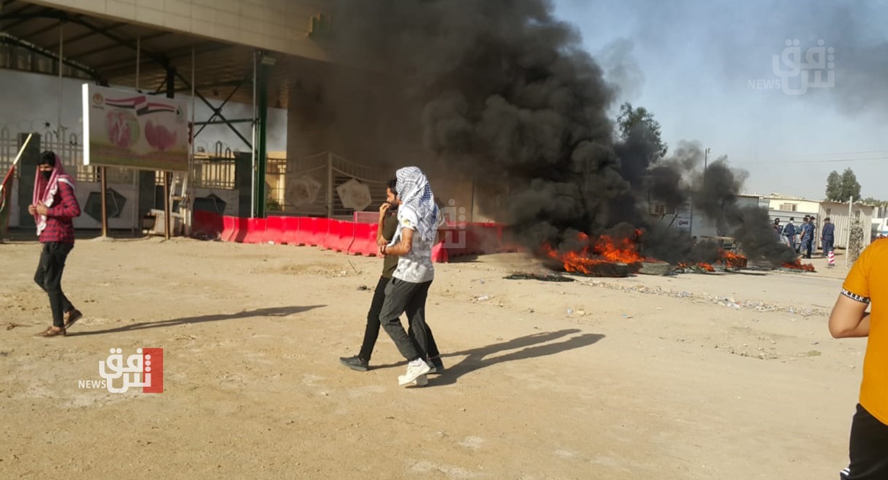 محتجون يغلقون شركة نفط ويقطعون طرقاً جنوبي العراق.. صور 