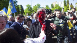 متظاهرون يرشقون السفير الروسي لدى بولندا بـ"الدم"