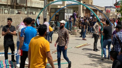 محتجون ينهالون بالضرب على حماية مبنى حكومي جنوبي العراق