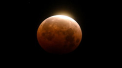 السماء على موعد مع القمر الأحمر الدموي ليلة الأحد