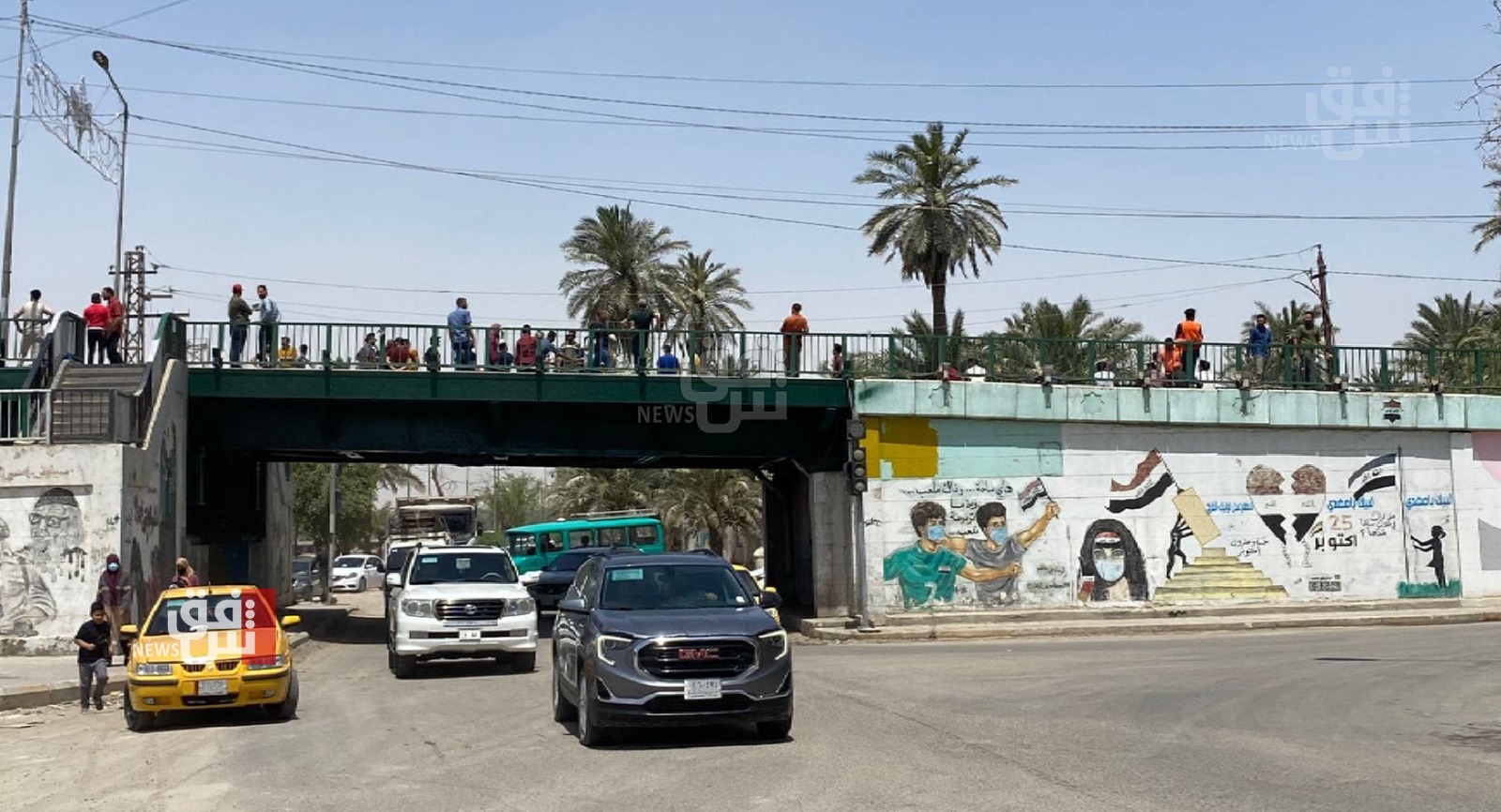 المحاضرون بالمجان يقطعون جسرين مهمين جنوبي العراق