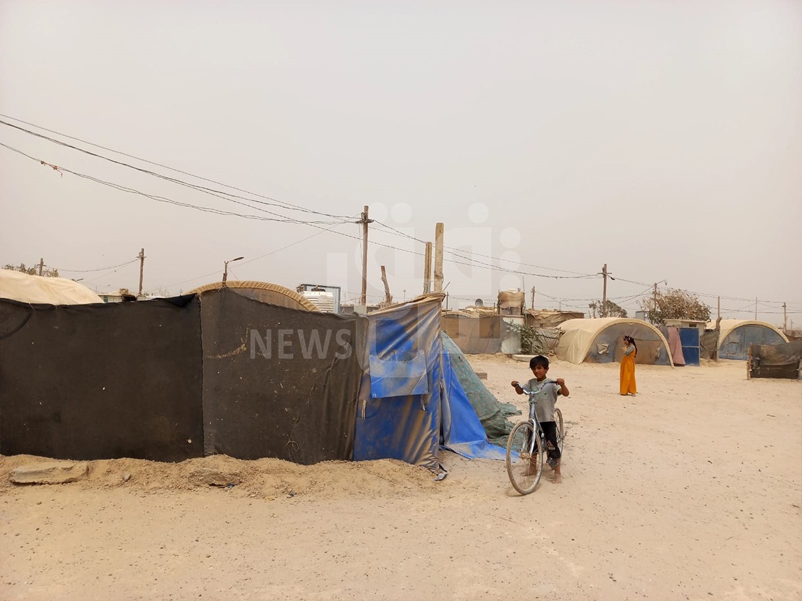 نتيجة العواصف.. حياة مأساوية وحالات اختناق بمخيمات النزوح في الانبار (صور)