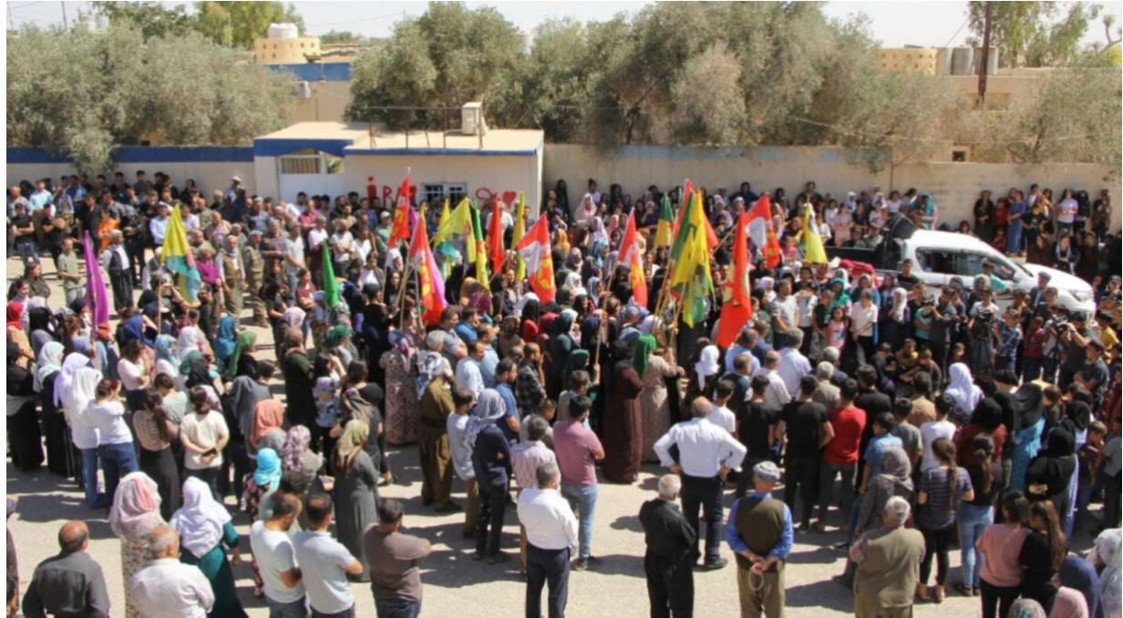 سكان مخيم مخمور يتظاهرون للتنديد بالقصف التركي ويحملون حكومة بغداد المسؤولية 