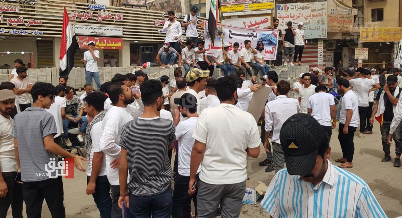 Protestors demand approving the budget bill in Dhi Qar 