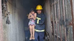 صور.. انقاذ اطفال ونساء من نيران حريق في بغداد