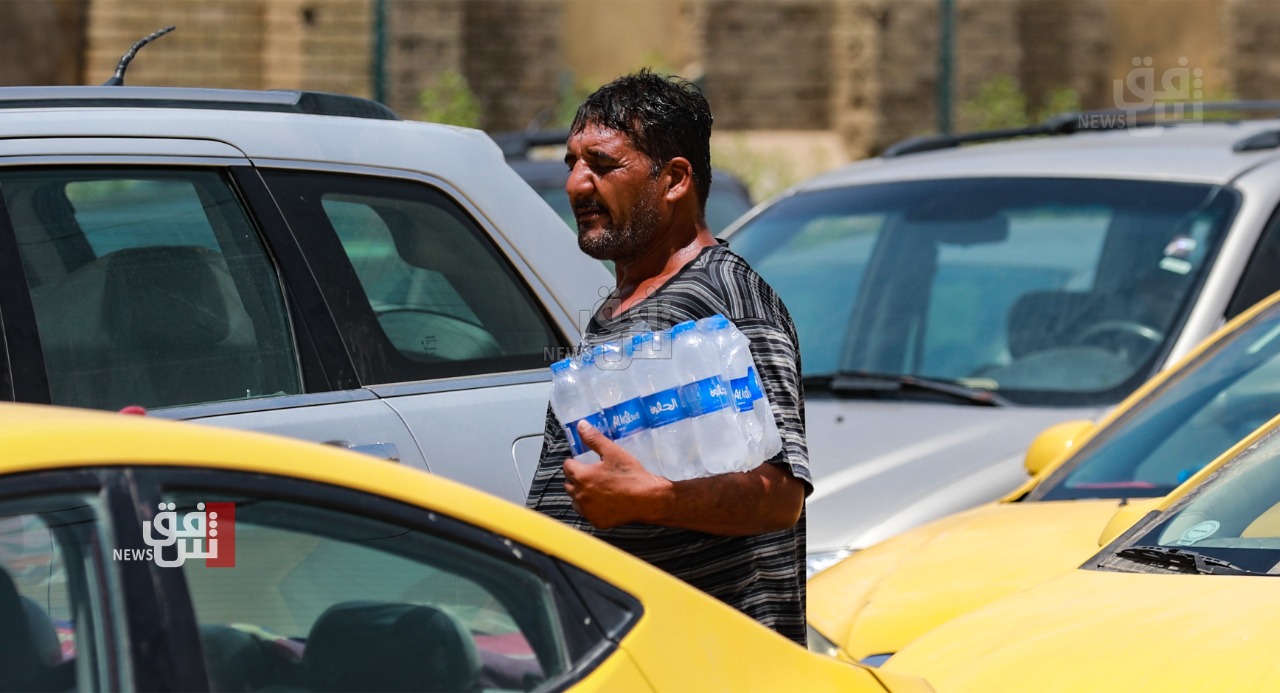 "بارد ومجرش بربع".. باعة المياه يروون عطش المارة من حر الشمس ويُمنع عليهم شربها (صور)