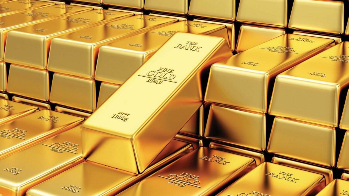 Gold hits 1-month high as dollar weakens, set for weekly gain