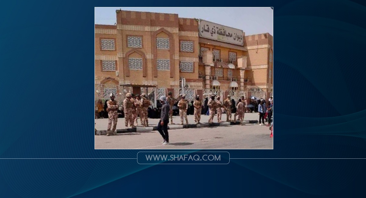 صور.. خريجون يغلقون مبنى محافظة ذي قار واهالي العكيكة يطالبون بإقالة مسؤول محلي 