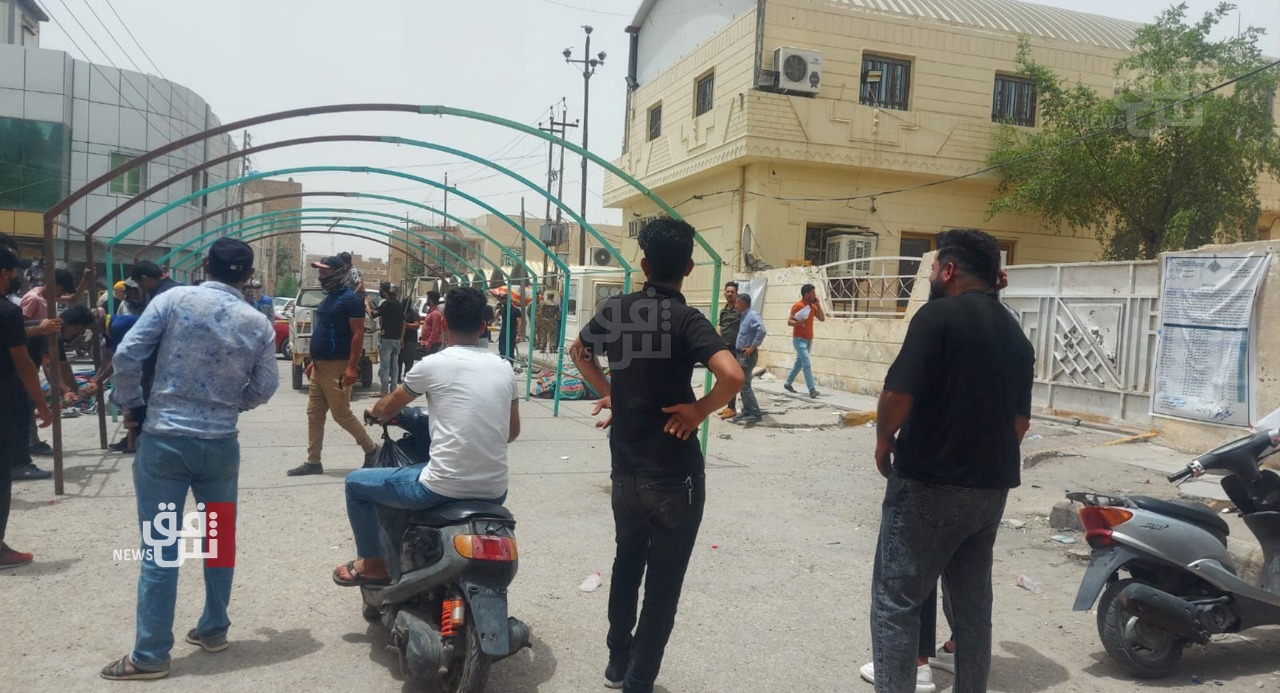 صور.. موظفو بلدية الناصرية يقيمون اعتصاماً مفتوحاً احتجاجاً على عدم شمولهم بـ"الأمن الغذائي"