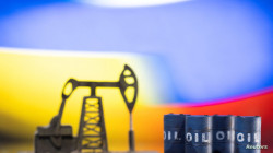 Oil prices hold steady as recession worries offset lower U.S. stocks