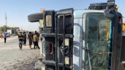 مصرع مدني بانقلاب "قاطرة ومقطورة" على ثلاث سيارات جنوبي العراق.. صور 