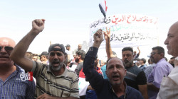متظاهرون في منطقة العلاوي للاحتجاج على سلم الرواتب (صور)