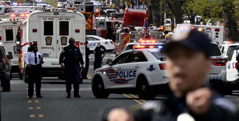 مقتل فتى وإصابة 3 آخرين بينهم ضابط شرطة بإطلاق نار في واشنطن