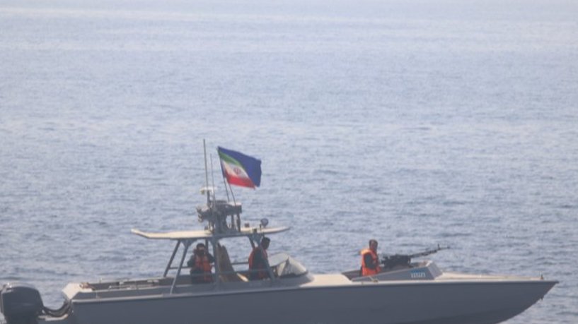 مواجهة بين  البحرية الأميركية والحرس الثوري الإيراني في مضيق هرمز