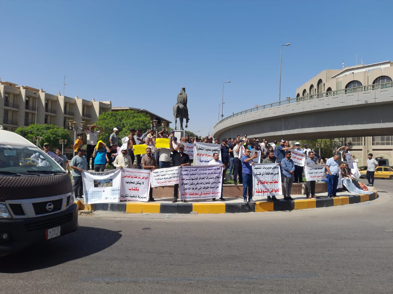 صور .. موظفون يتظاهرون أمام مبنى الحكومة العراقية : نعاني من إجراءات عقابية