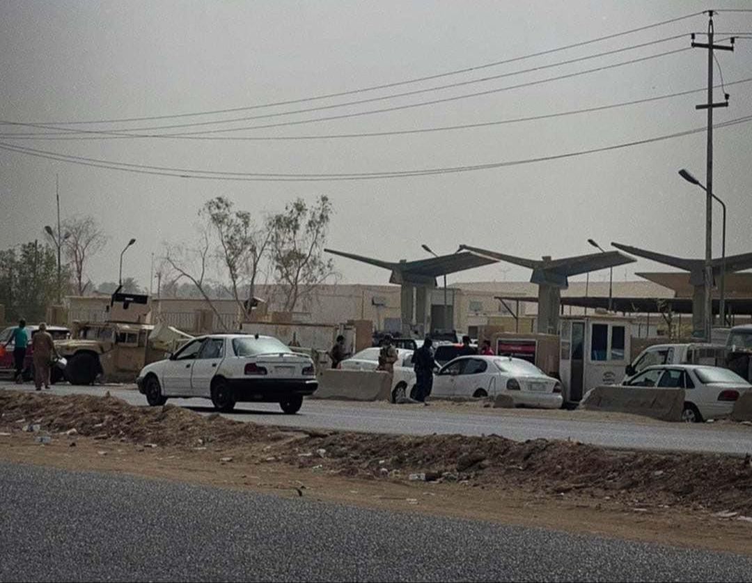 الجيش العراقي يطارد "البحارة" وينظم توزيع البنزين.. صور 