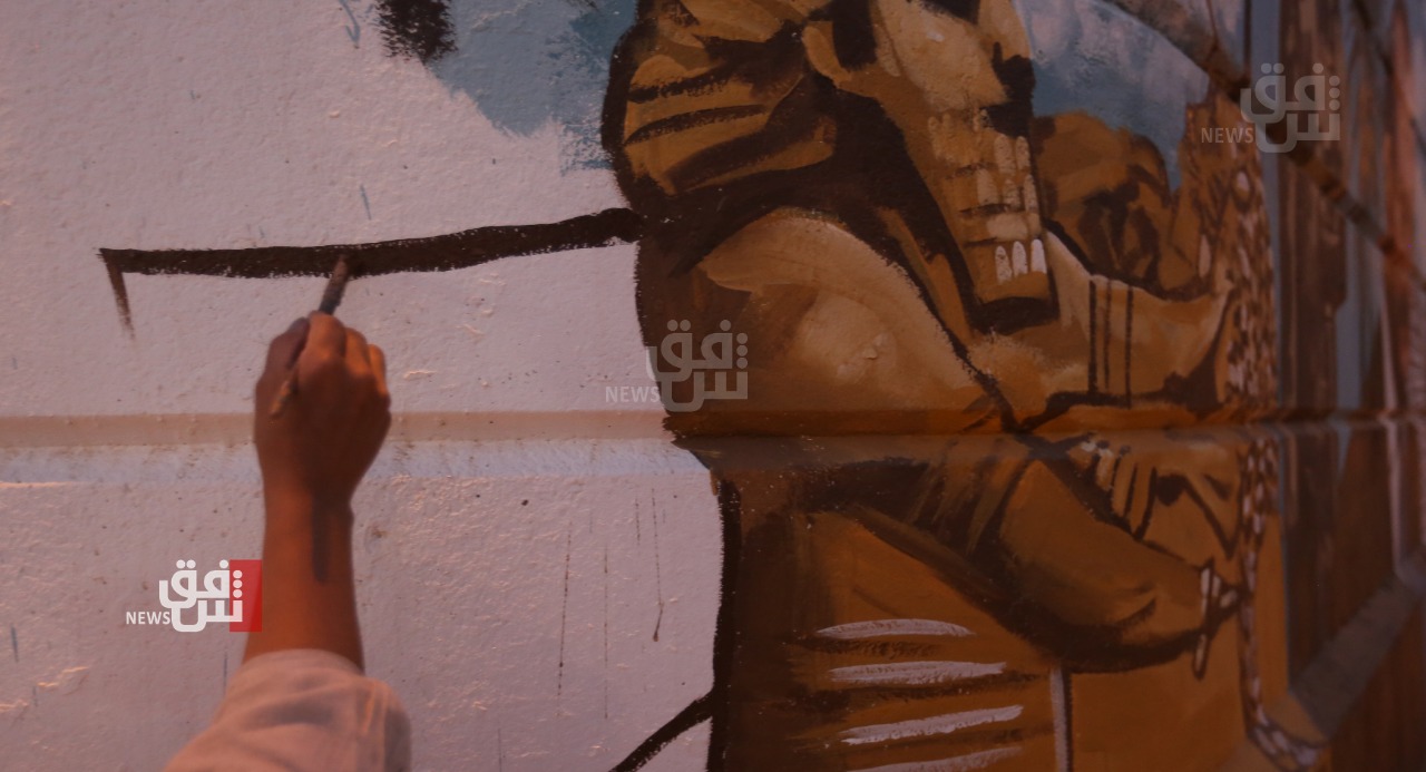 رسامة تنشر ألوان البهجة في شوارع بغداد (صور)