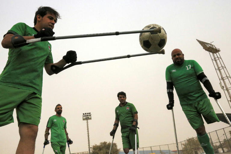شبان عراقيون أفقدهم العنف الأمل يؤسّسون فريق كرة قدم لمبتوري الأطراف