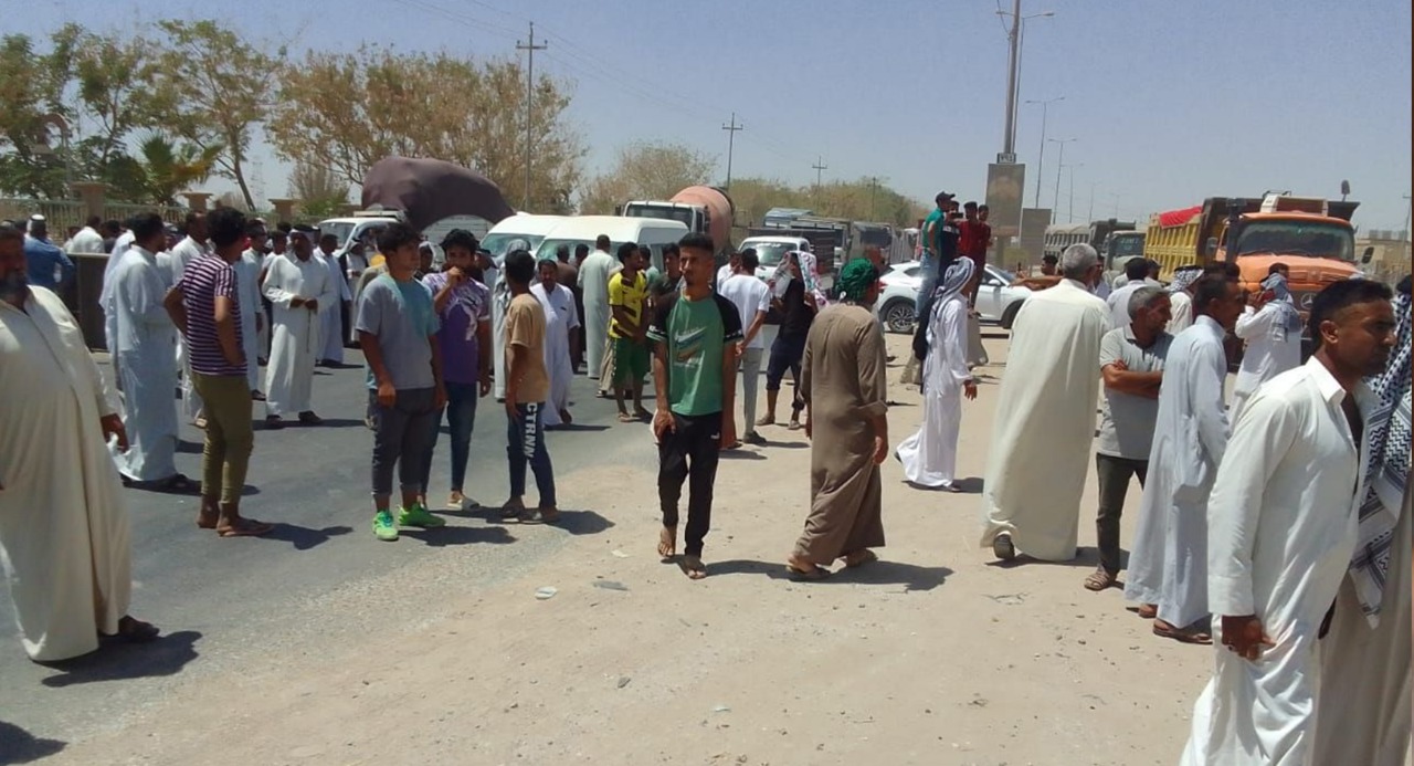 محتجون يغلقون طرقاً تربط بين 3 محافظات وآخرون يتظاهرون أمام وزارة النفط