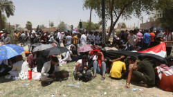 صور .. حملة الشهادات العليا والمهن الطبية والصحية يتظاهرون أمام المنطقة الخضراء 