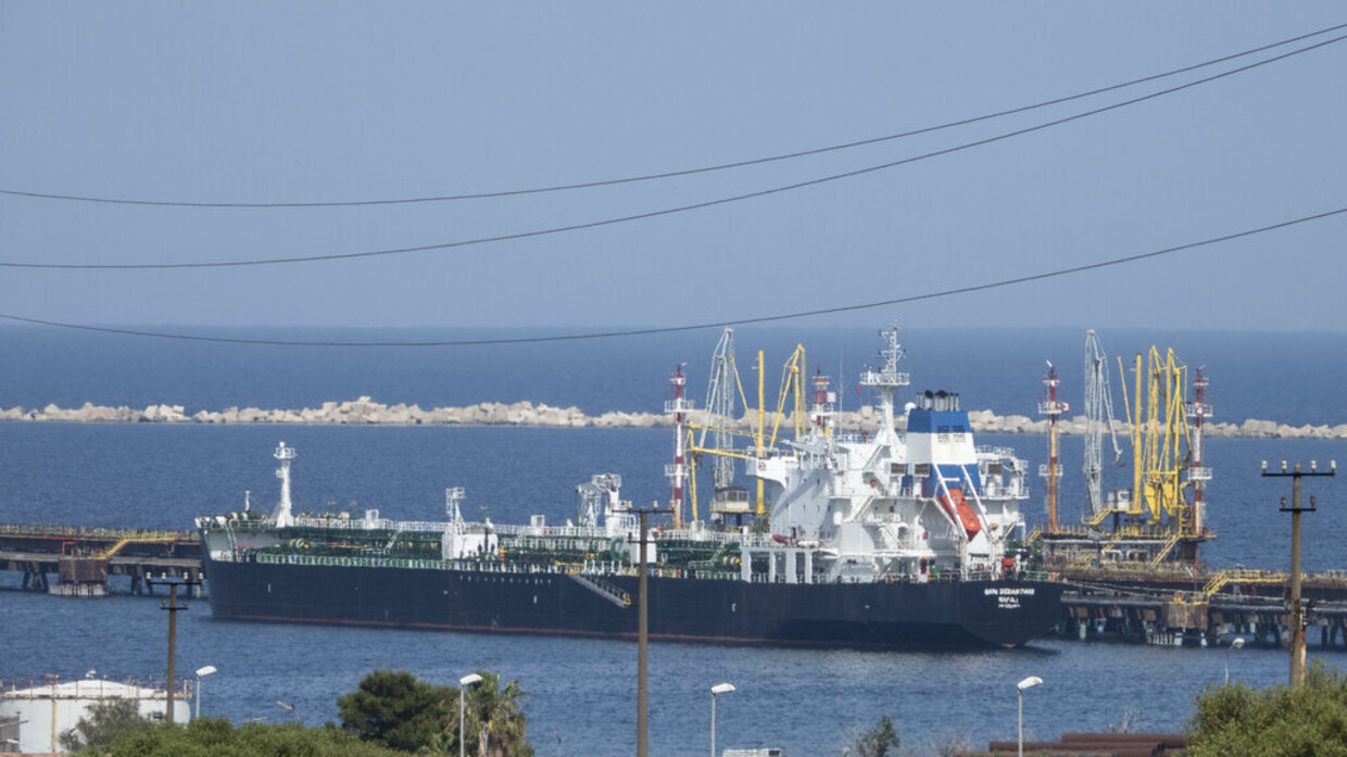 U.S. authorities make checks on oil tanker arrived from Russia