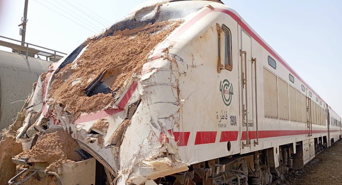 صور.. اصطدام قطار بشاحنة محملة بالرمل جنوبي العراق