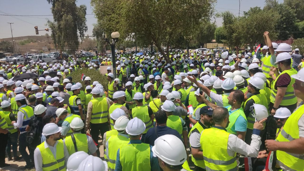 صور.. جموع المهندسين تتظاهر في بغداد ببدلات العمل