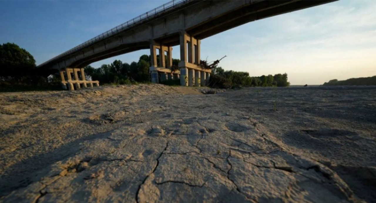 على غرار العراق .. موجة جفاف تضرب نهرا إيطاليا شهيرا و تهدد الزراعة والكهرباء 