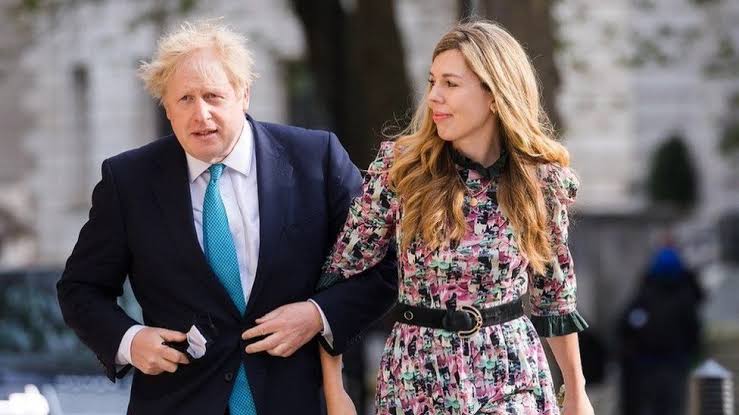 Boris Johnson and wife Carrie to host lavish Chequers wedding party while he clings on
