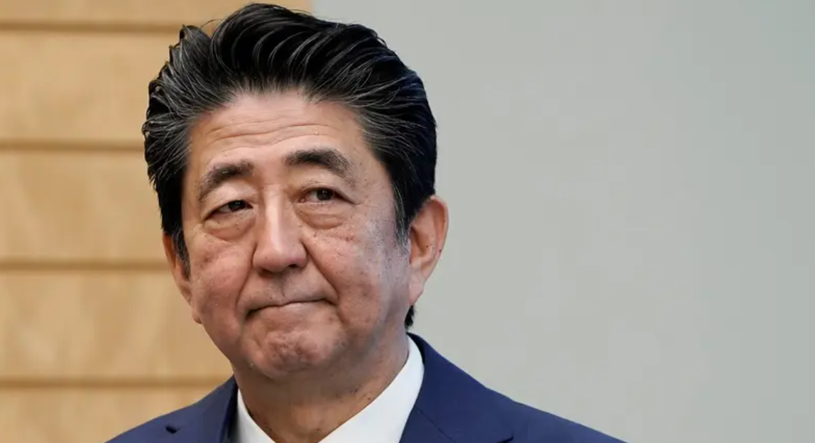  فيديو.. إصابة رئيس وزراء اليابان السابق برصاصة في صدره اثر هجوم مسلح 