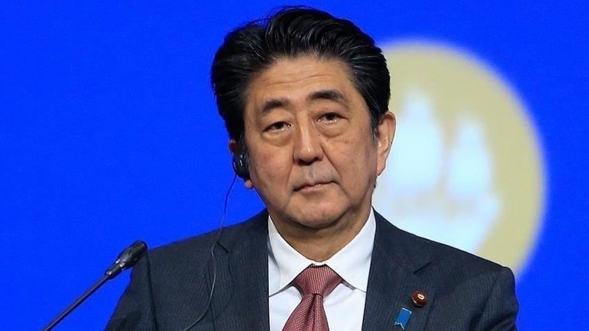 وفاة رئيس وزراء اليابان السابق متأثراً بجروح أُصيب بها خلال عملية اغتيال طالته