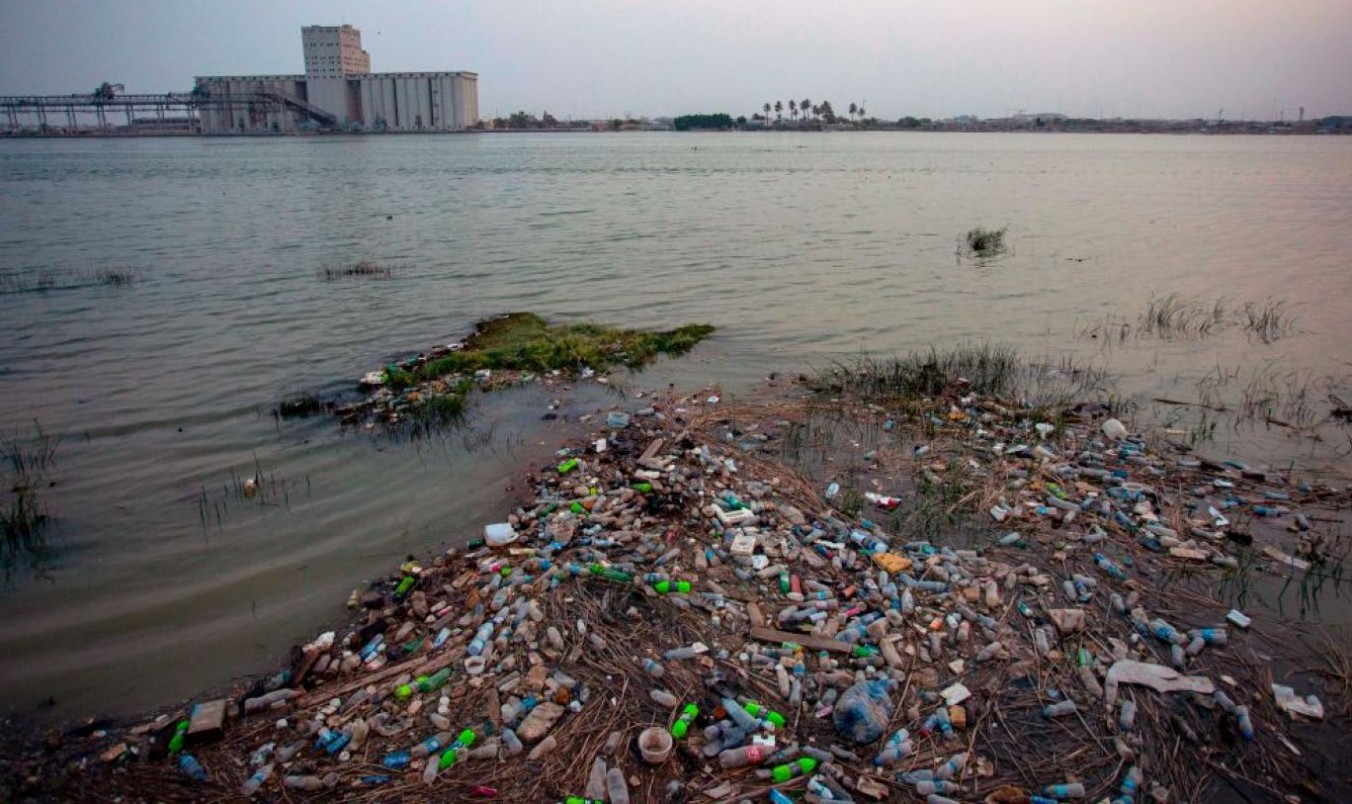 مبادرات فردية لإنقاذ "دجلة" من التلوث: نهر  نشأت قربه الحضارات تحيط به "القمامة" 