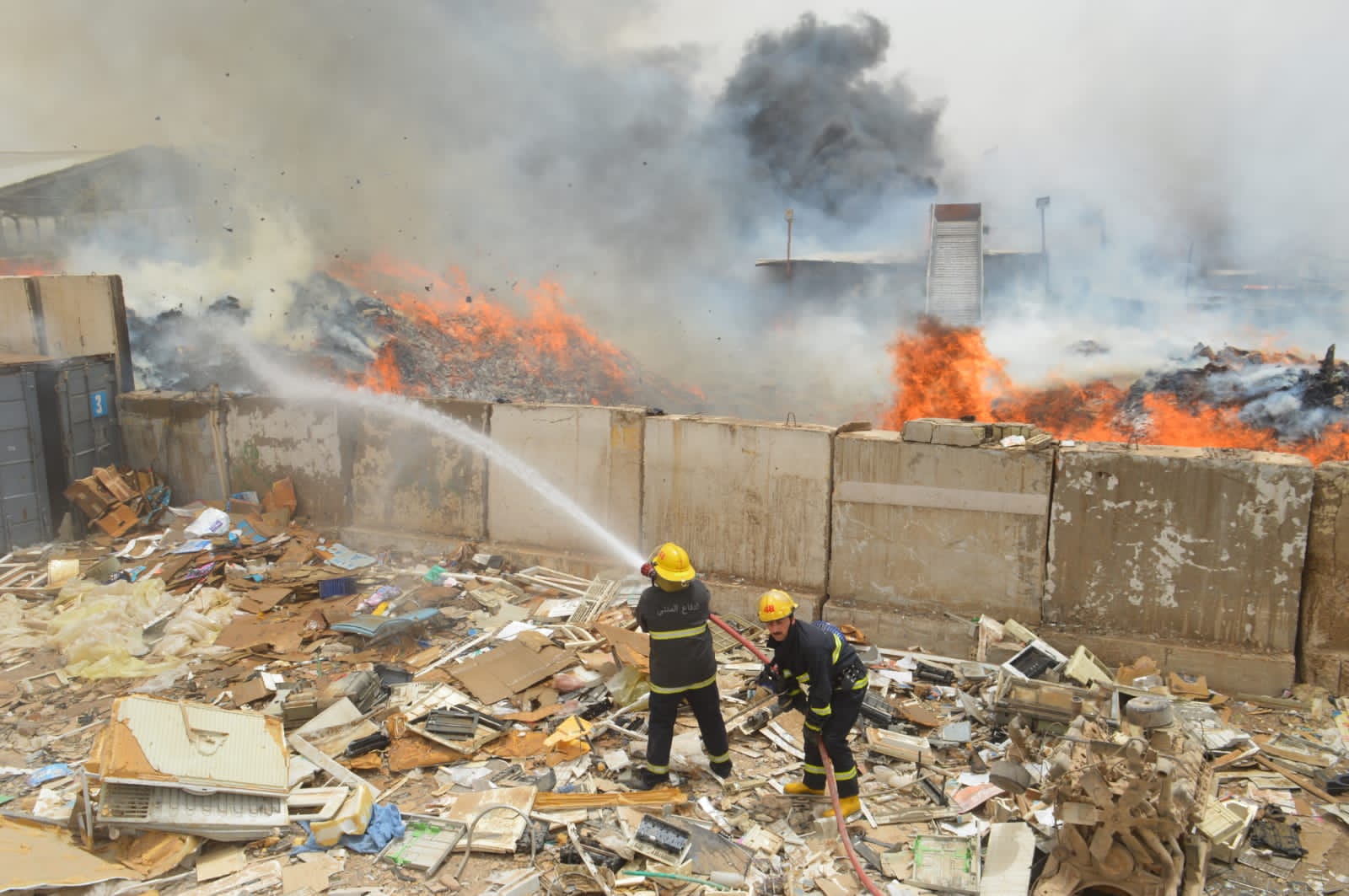  بغداد.. الدفاع المدني يخمد حريقاً داخل معمل ويمنع امتداده لمحطة وقود 
