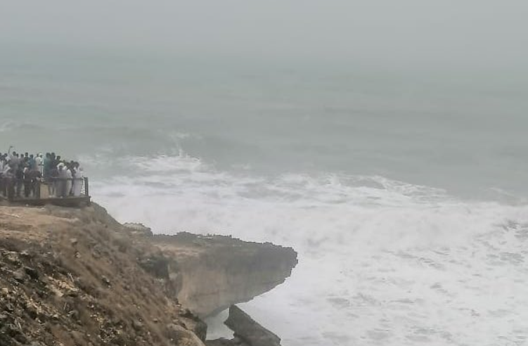فيديو مروع.. أمواج البحر تسحب عائلة من 5 أشخاص في عمان