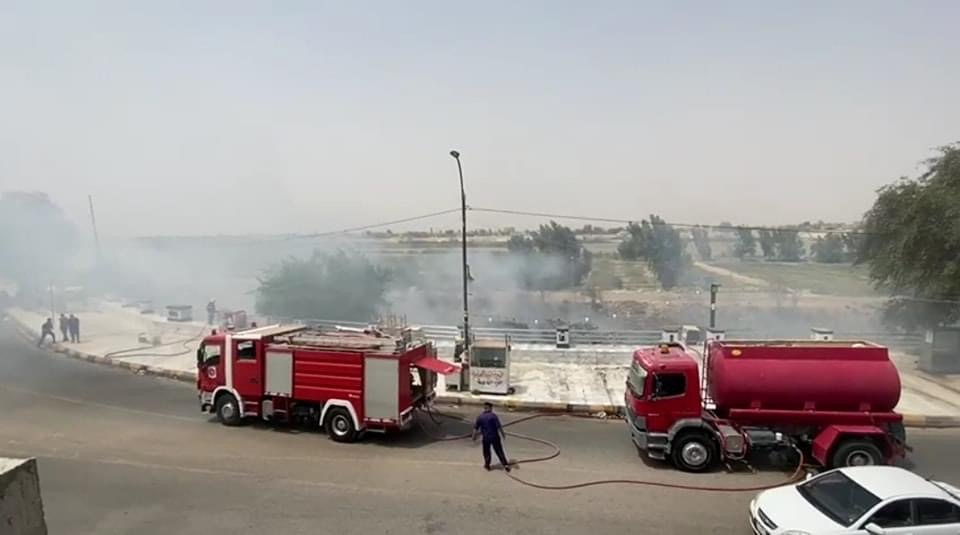  صور.. الدفاع المدني يخمد حريقاً التهم "كورنيش الكوت" في واسط