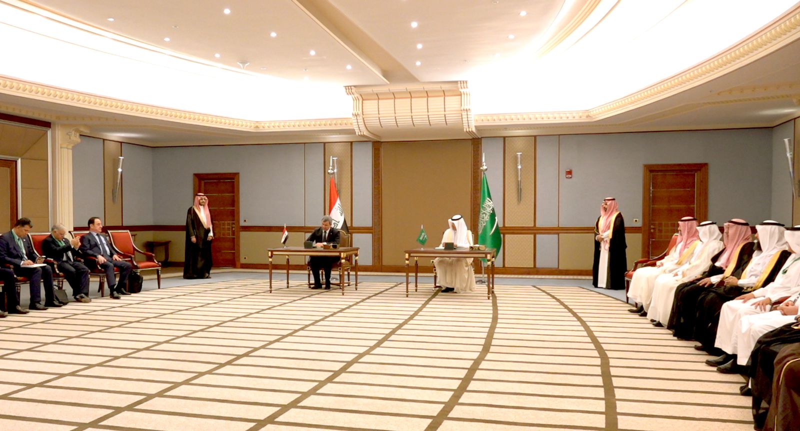 العراق والسعودية يوقعان اتفاقاً للربط الخليجي والتزويد الكهربائي 