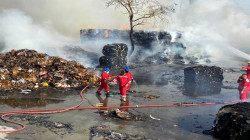 إخماد حريق اندلع بمكبس ورق ومواد بلاستيكية شمالي بغداد (صور)