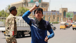 صور .. "جمرة القيظ" ترهق العراقيين في الشوارع ولا ملجأ ولا منجا سوى الماء
