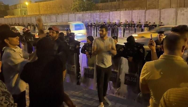 صور.. عراقيون غاضبون يحاصرون مقر السفارة التركية ببغداد  