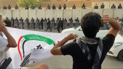 فيديو وصور.. المحتجون يحاولون عبور الخط الاول الامني باتجاه القنصلية التركية ببغداد