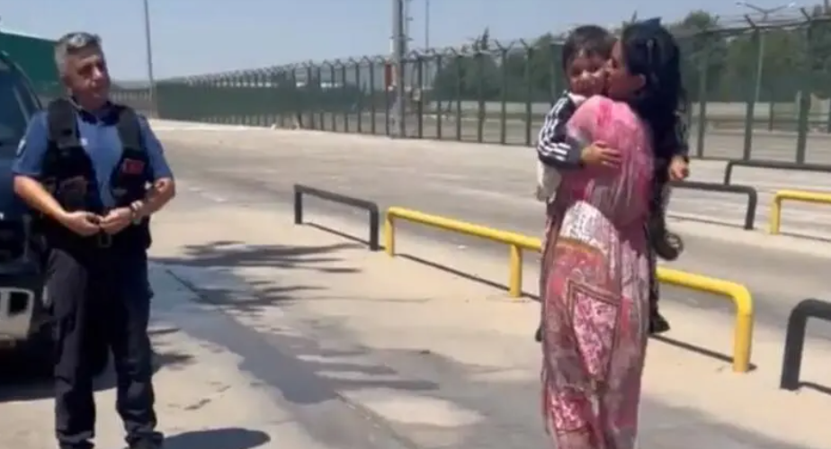فيديو.. لحظة لقاء مذيعة أردنية بطفلها اختطف منذ 20 يوما في تركيا 