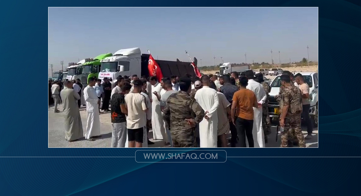فيديو .. سائقو شاحنات يعتصمون احتجاجا على قلّة الوقود بمحافظة عراقية غنية بالنفط 
