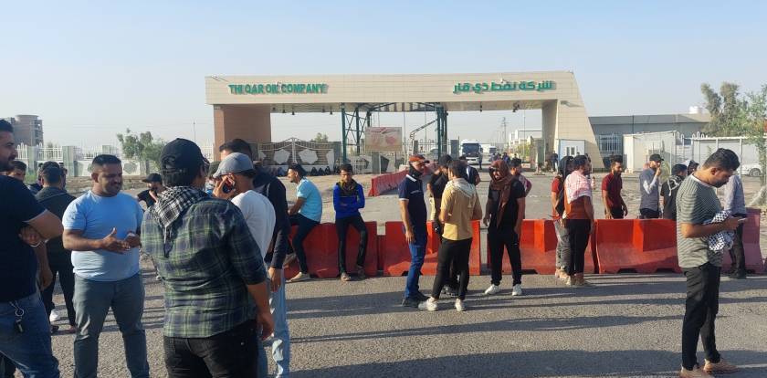 صور .. محتجون يقطعون طريقاً حيوياً ويغلقون شركة نفطية بذي قار وعقود يتظاهرون في بغداد