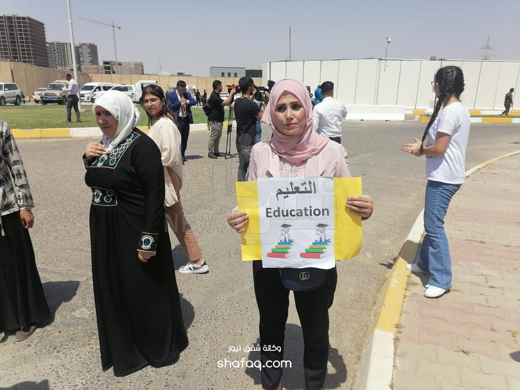 Syrian refugees protest in front of UN headquarters in Erbil 