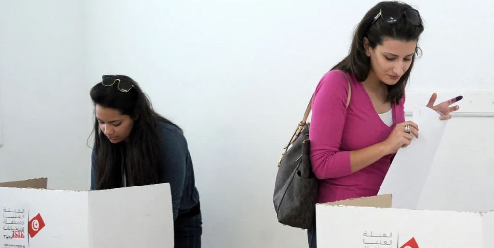 صناديق الاقتراع تفتح أبوابها أمام التونسيين لدستور جديد 