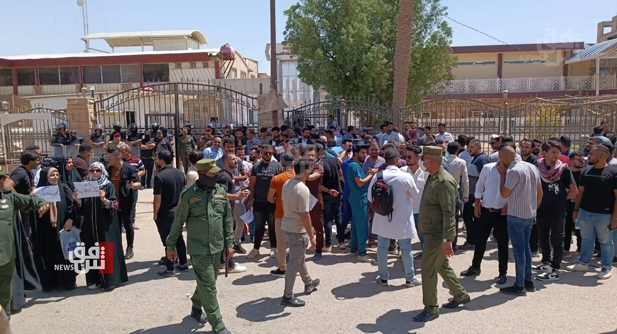 "لا تصادر حرية التعبير".. وقفة احتجاجية ضد محافظ النجف بسبب "عقوبات" 