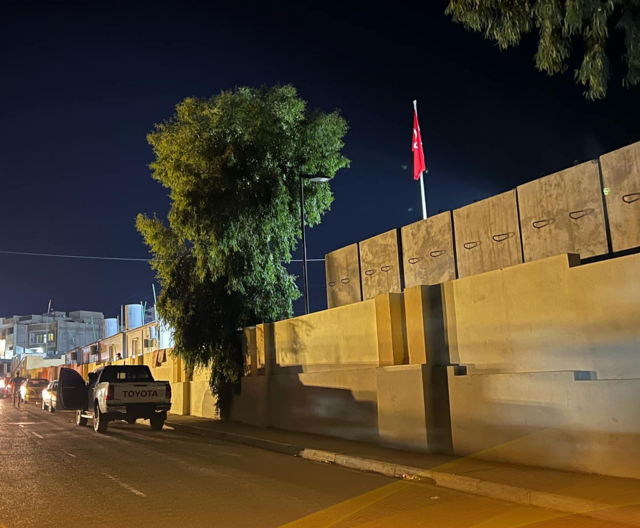محيط القنصلية التركية في الموصل بعد القصف الصاروخي (صور + فيديو)